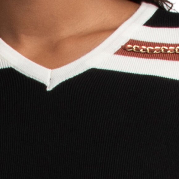 SELECT & TRENDS V-neck Sweater With Chain Detail - Picture 3 of 3